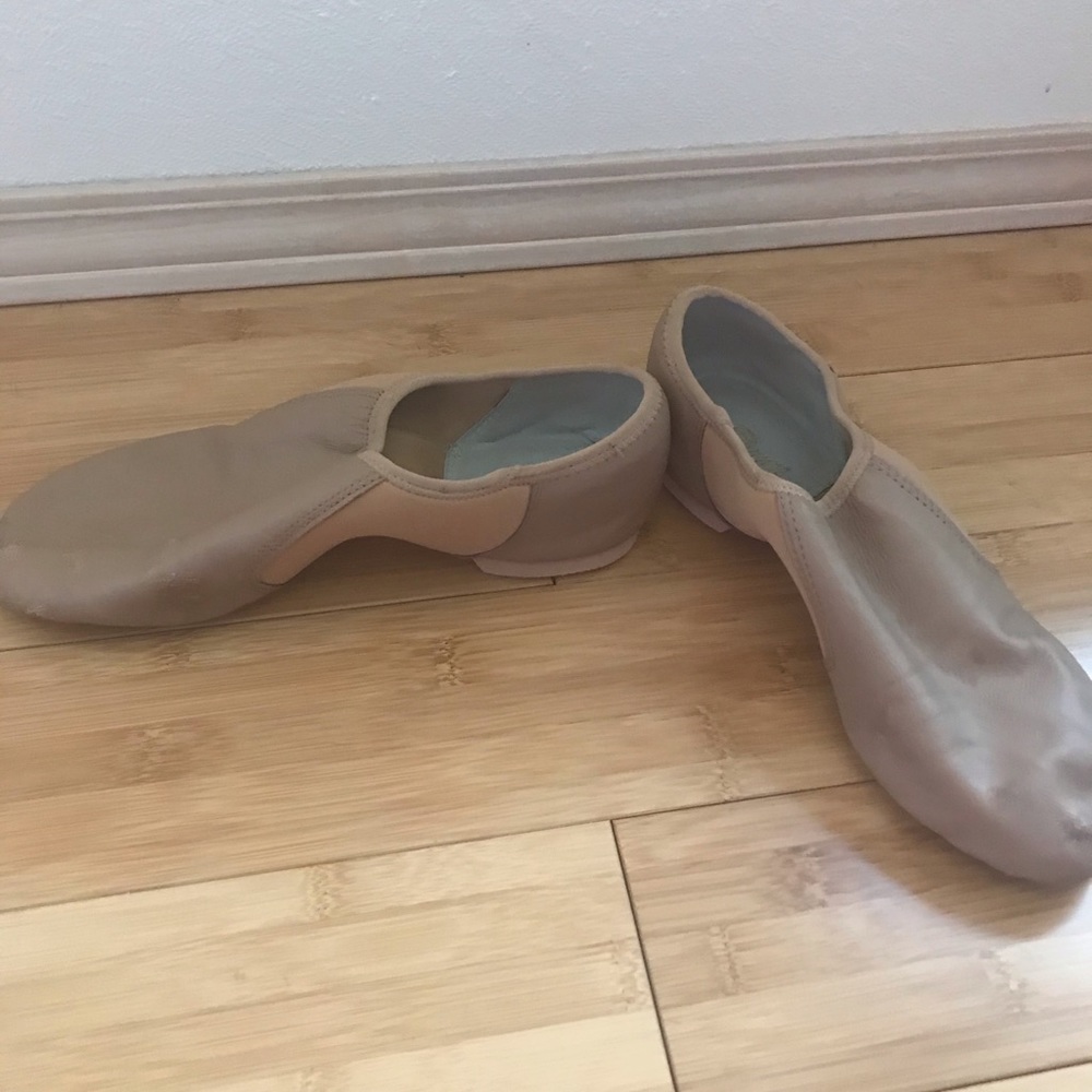 Tan jazz shoe. Women’s size 10